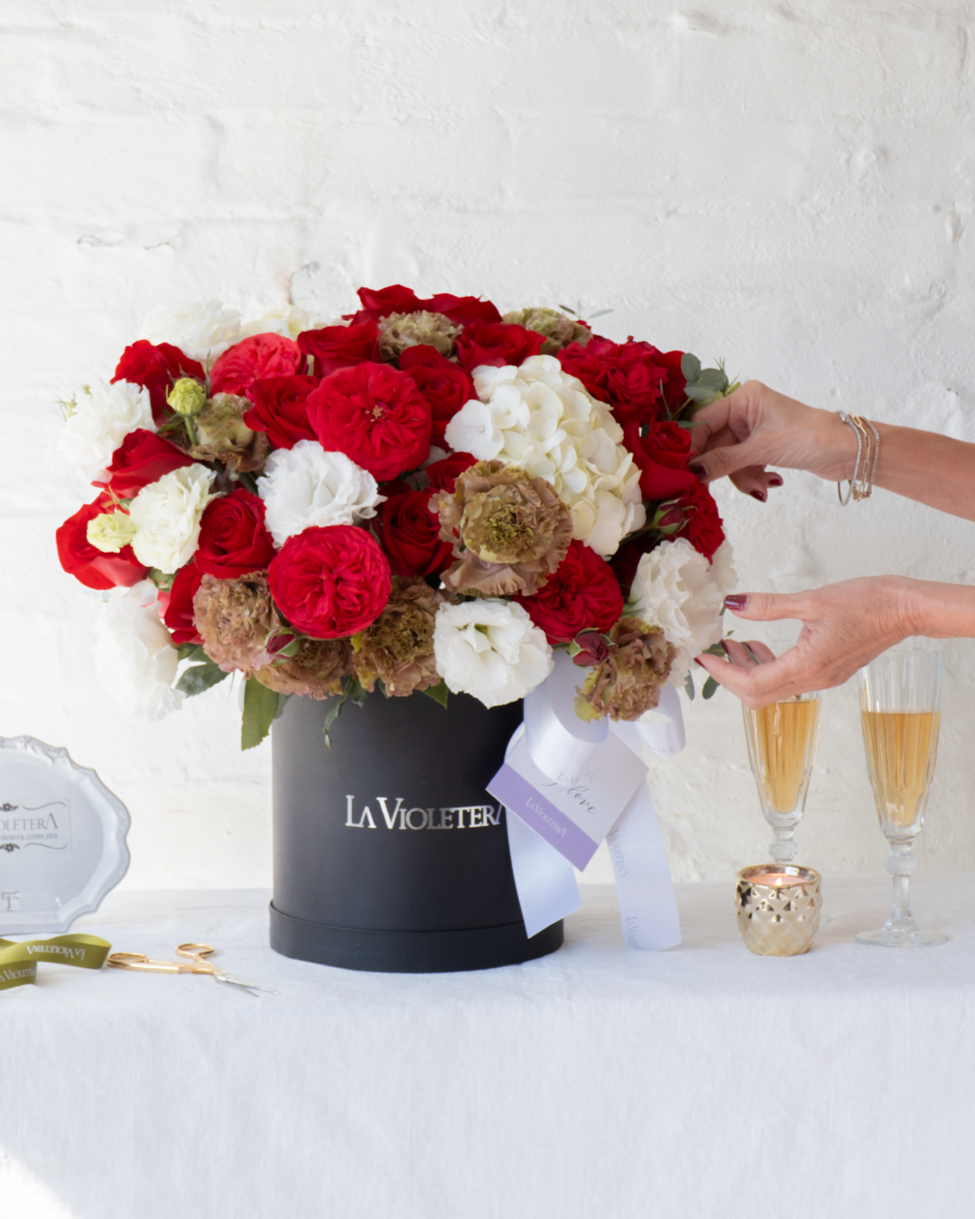 Amira,  arreglo floral con rosa inglesa y lisianthus