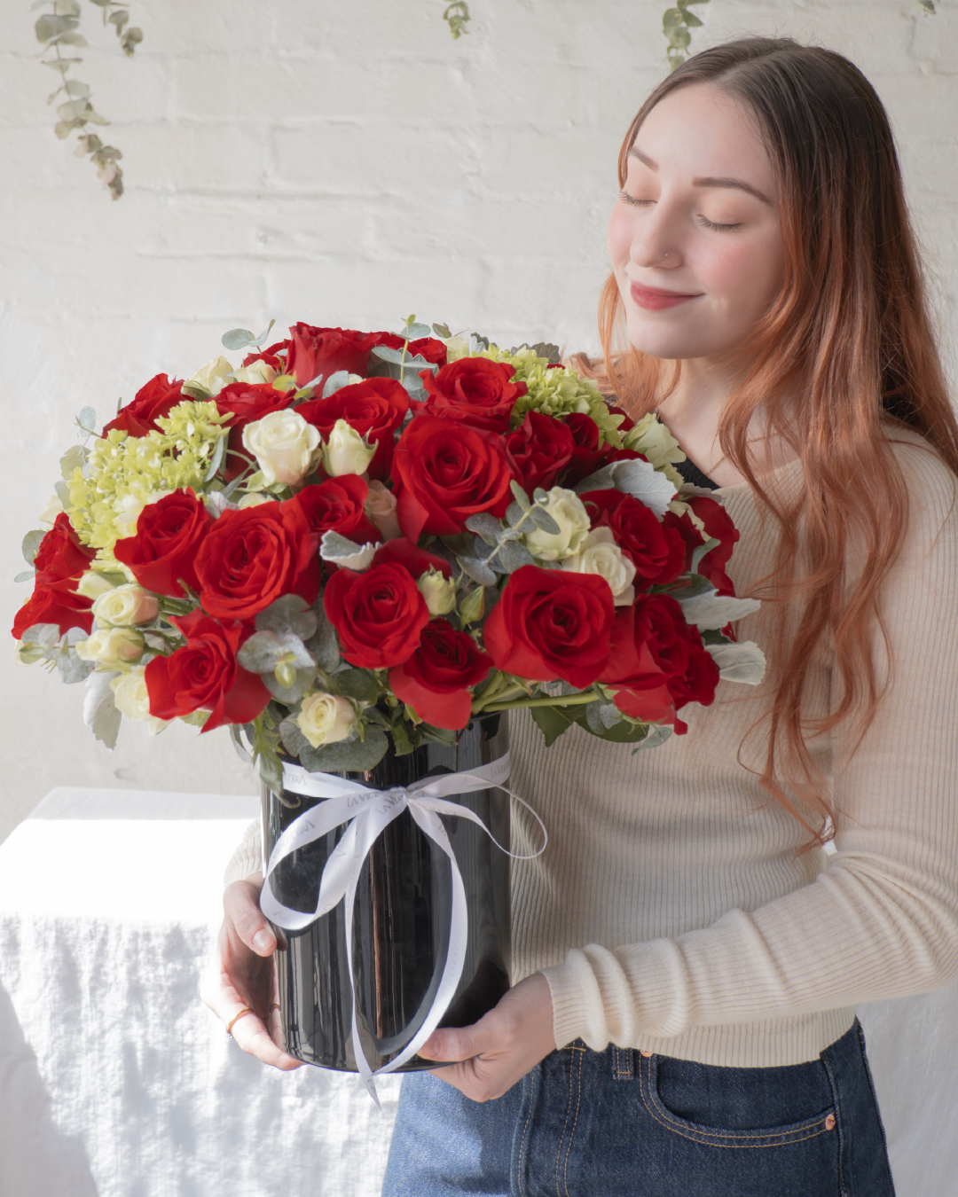 Romina,  arreglo floral con rosas rojas