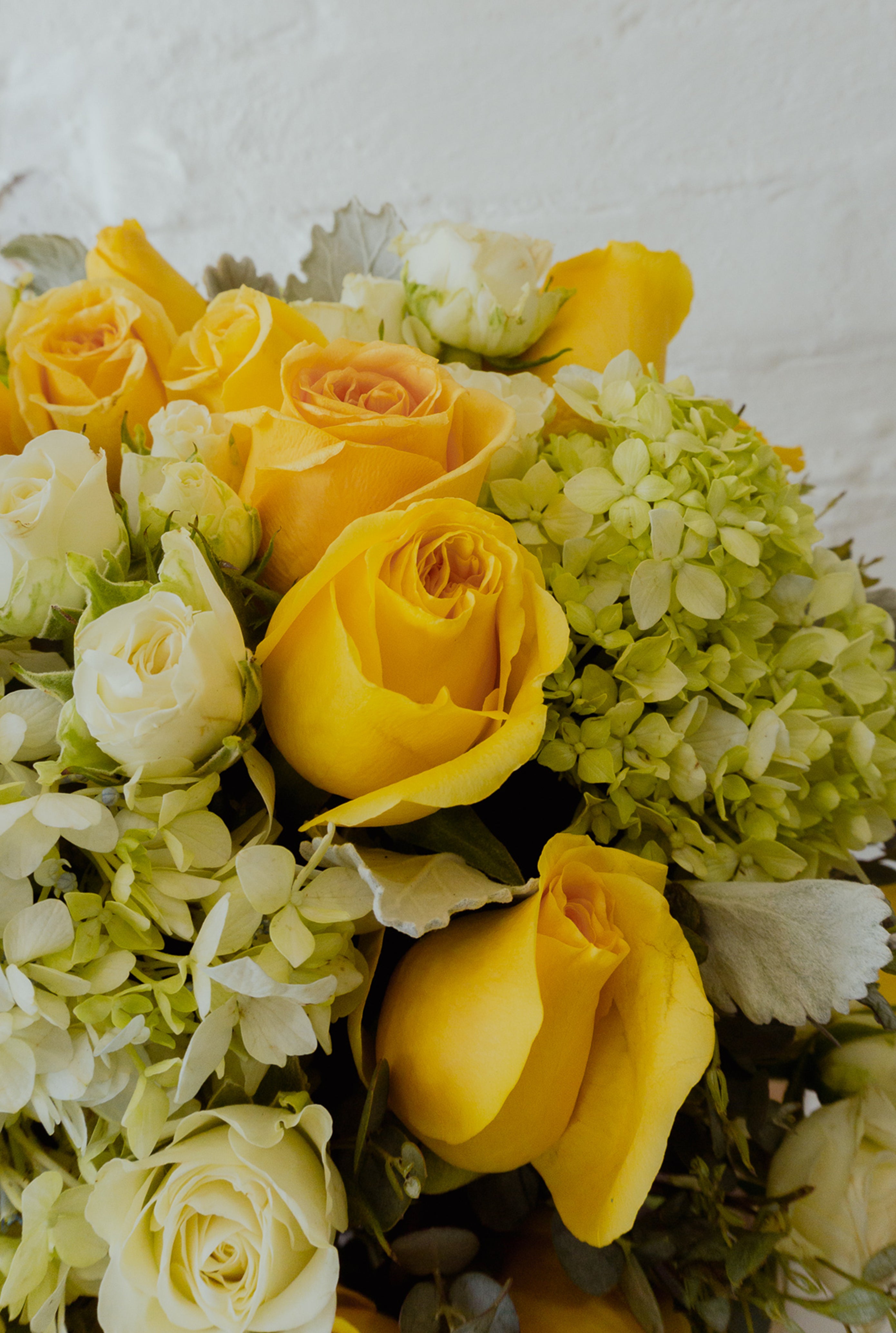Renata, arreglo de rosas y flores de temporada en amarillo