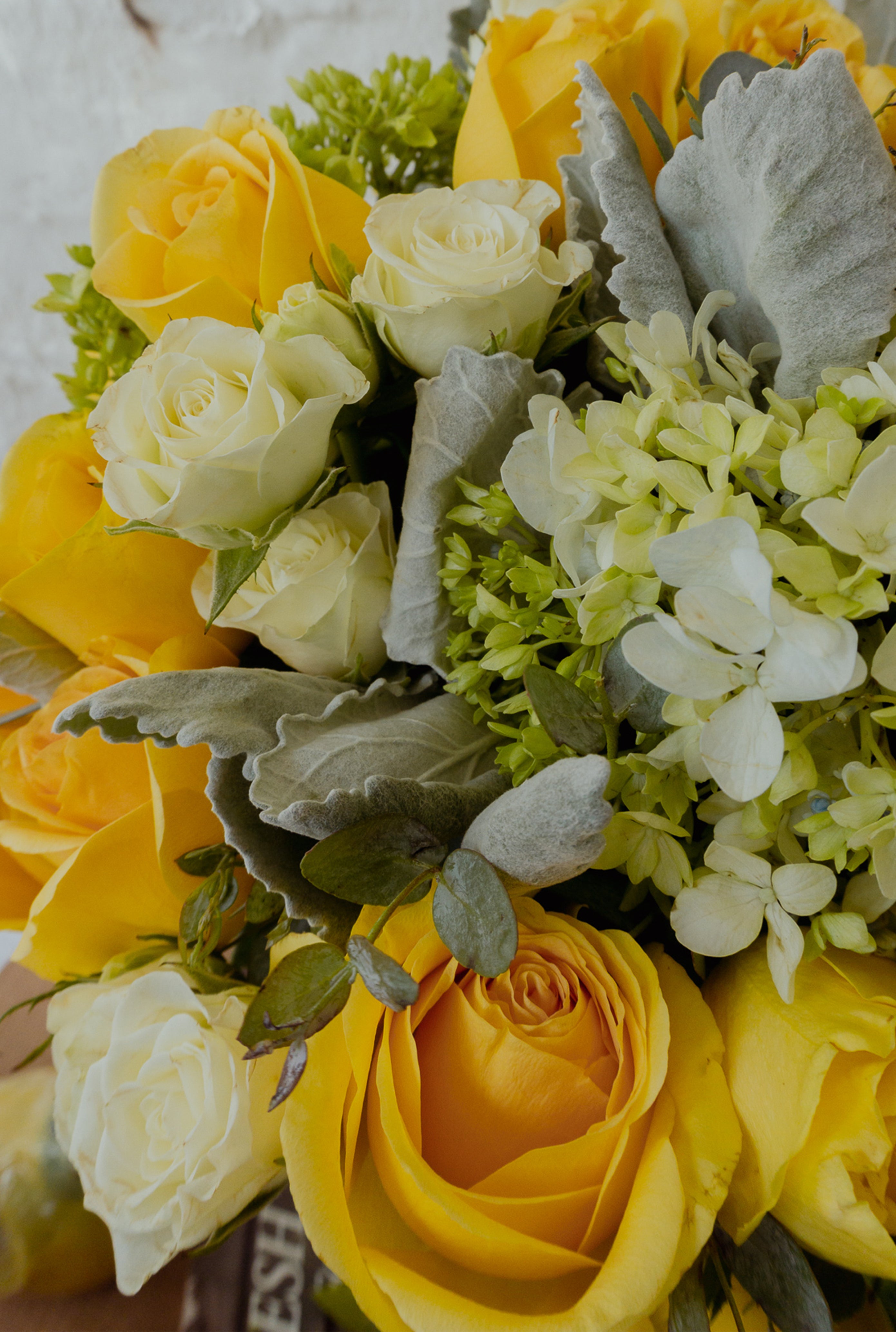 Renata, arreglo de rosas y flores de temporada en amarillo