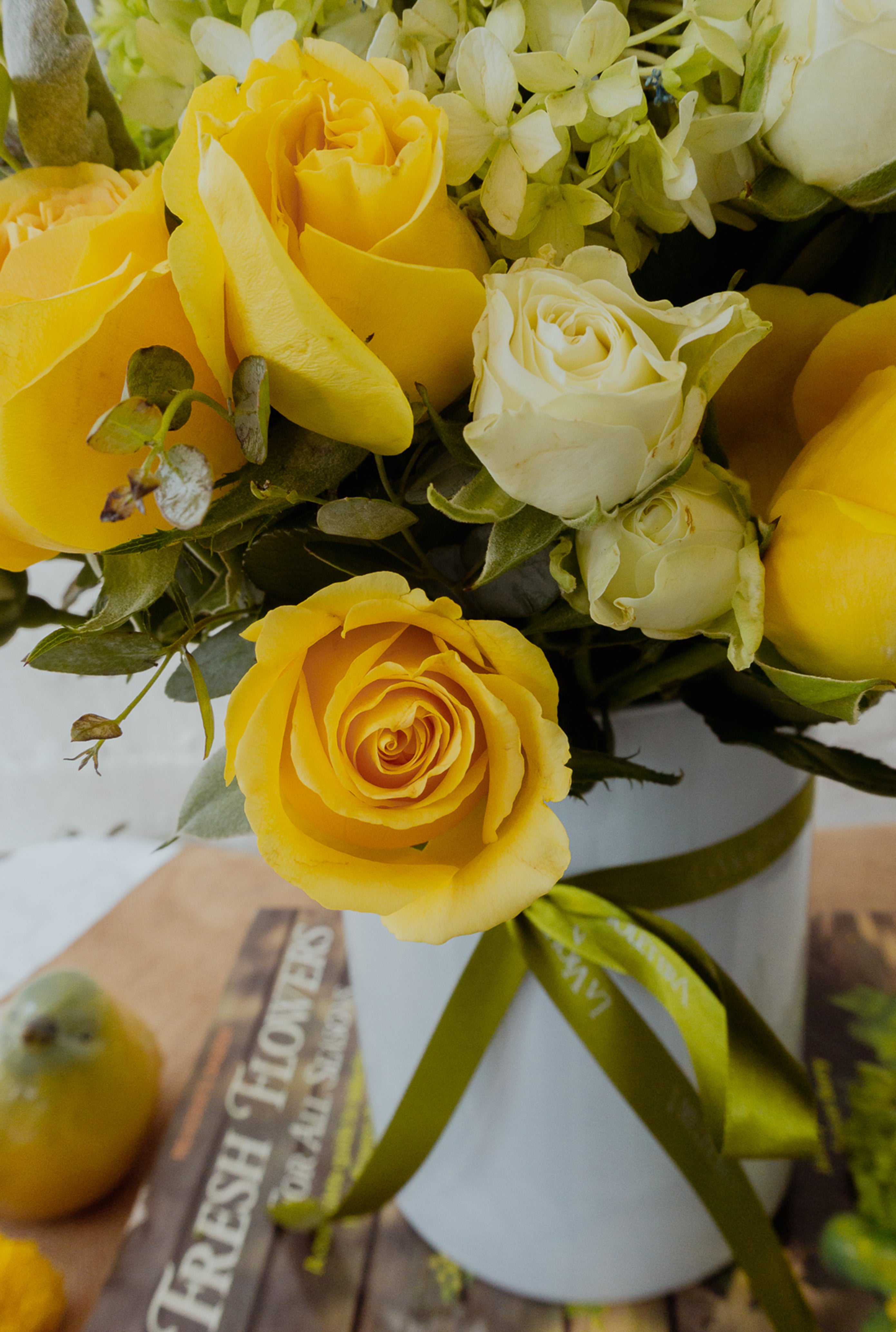 Renata, arreglo de rosas y flores de temporada en amarillo