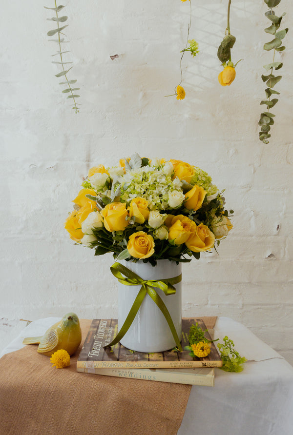 Renata, arreglo de rosas y flores de temporada en amarillo
