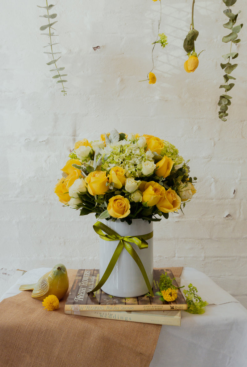 Renata, arreglo de rosas y flores de temporada en amarillo