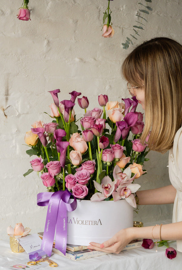Pamela , arreglo floral con tulipanes , orquídeas , calla Lilis