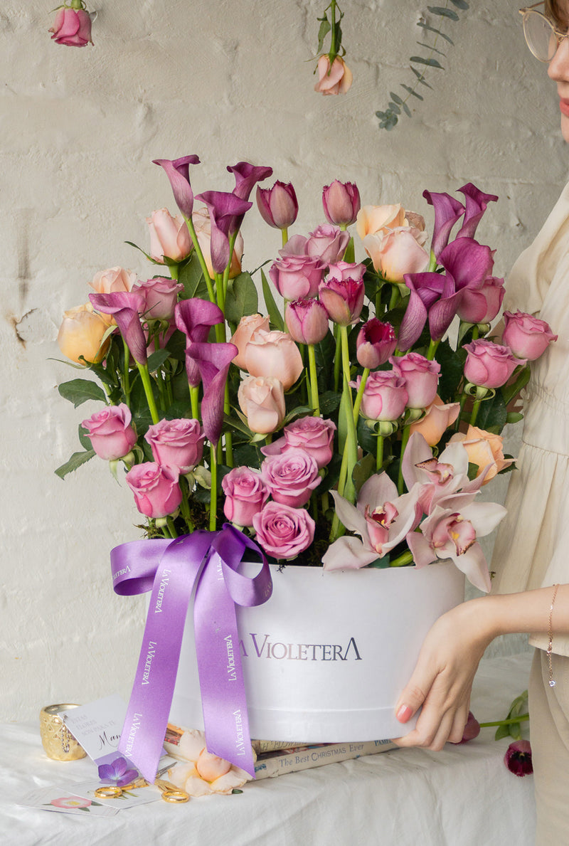 Pamela , arreglo floral con tulipanes , orquídeas , calla Lilis
