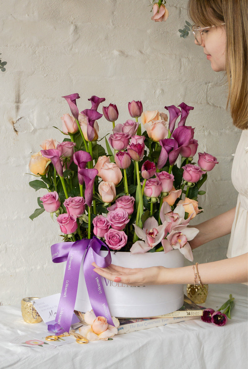 Pamela , arreglo floral con tulipanes , orquídeas , calla Lilis