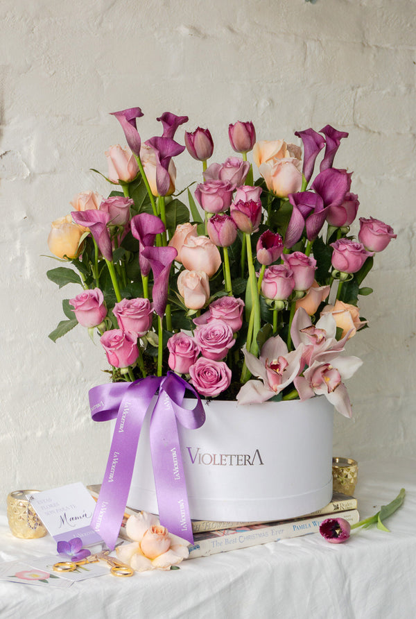 Pamela , arreglo floral con tulipanes , orquídeas , calla Lilis
