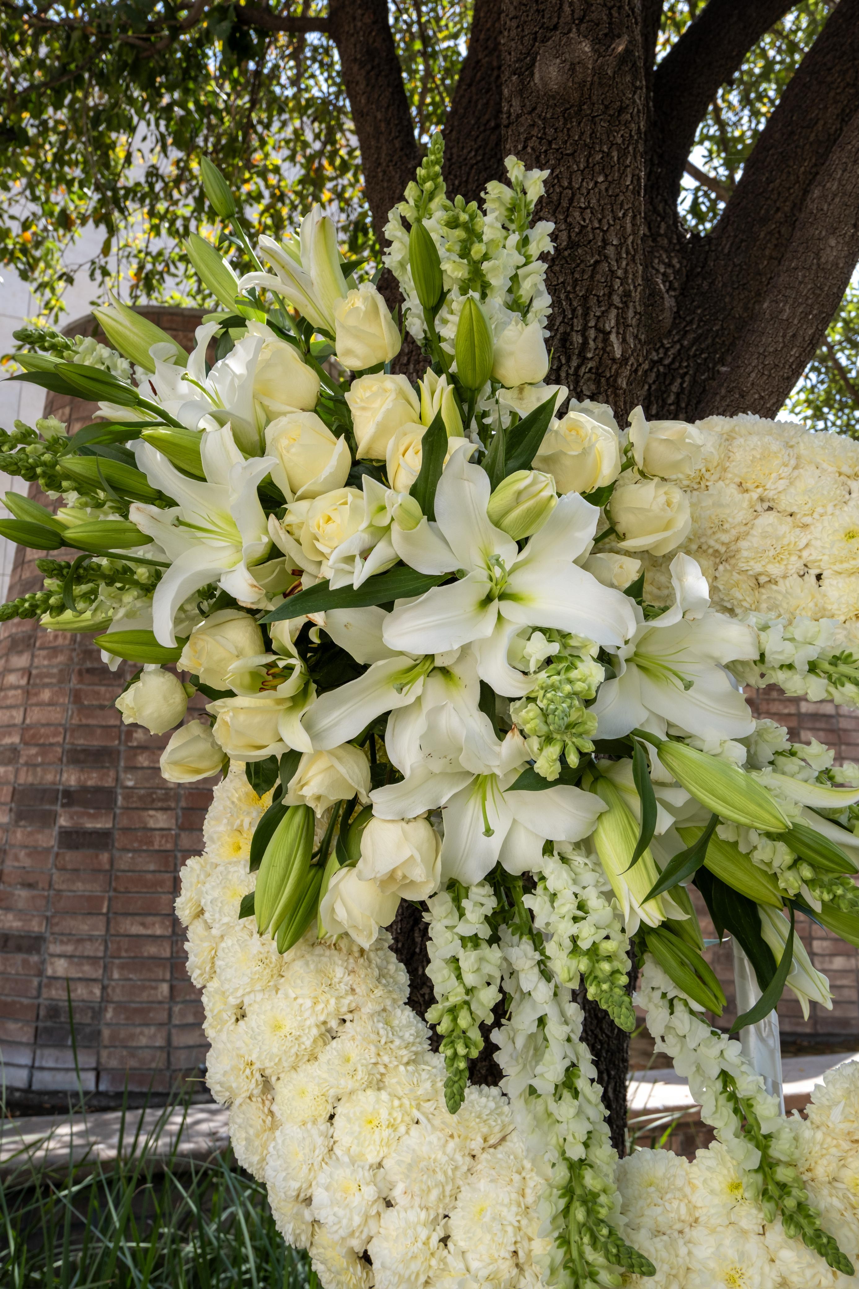 Sentimiento, corona cubierta de flores