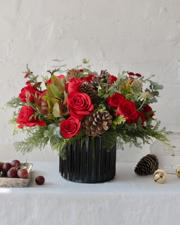 Epifania, Arreglo floral Navideño con rosas y pino