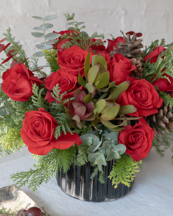 Epifania, Arreglo floral Navideño con rosas y pino