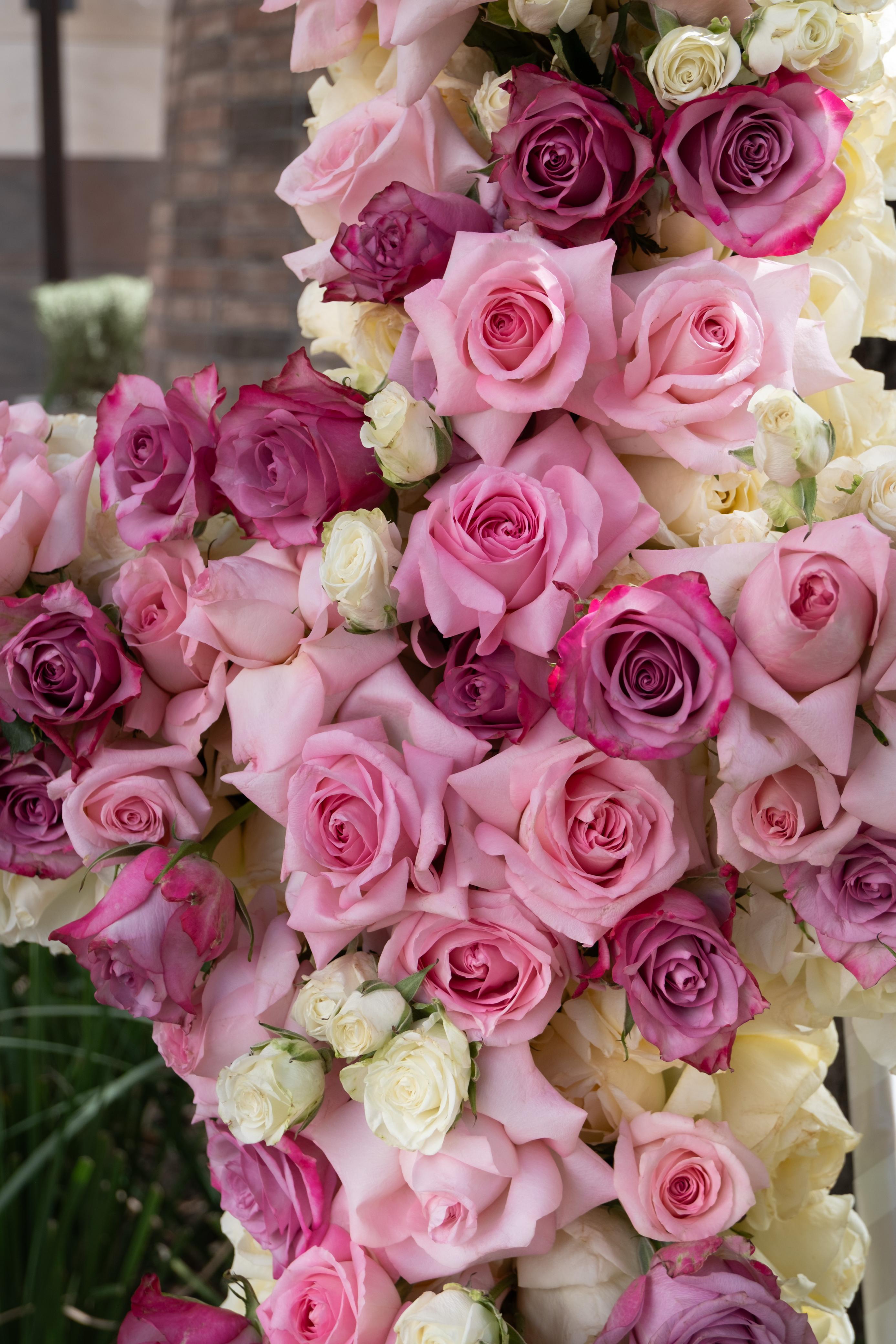 Rocío, cruz en tonos rosas y lilas.