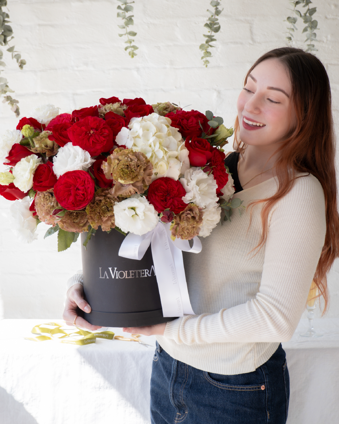 Amira,  arreglo floral con rosa inglesa y lisianthus