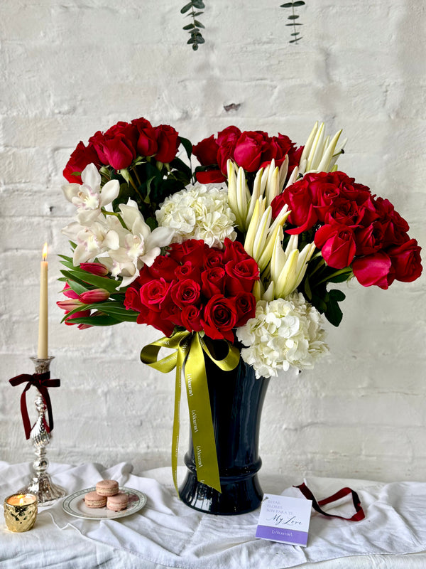 Frida, ramo de rosas rojas con hortensias y orquídeas y tulipanes.