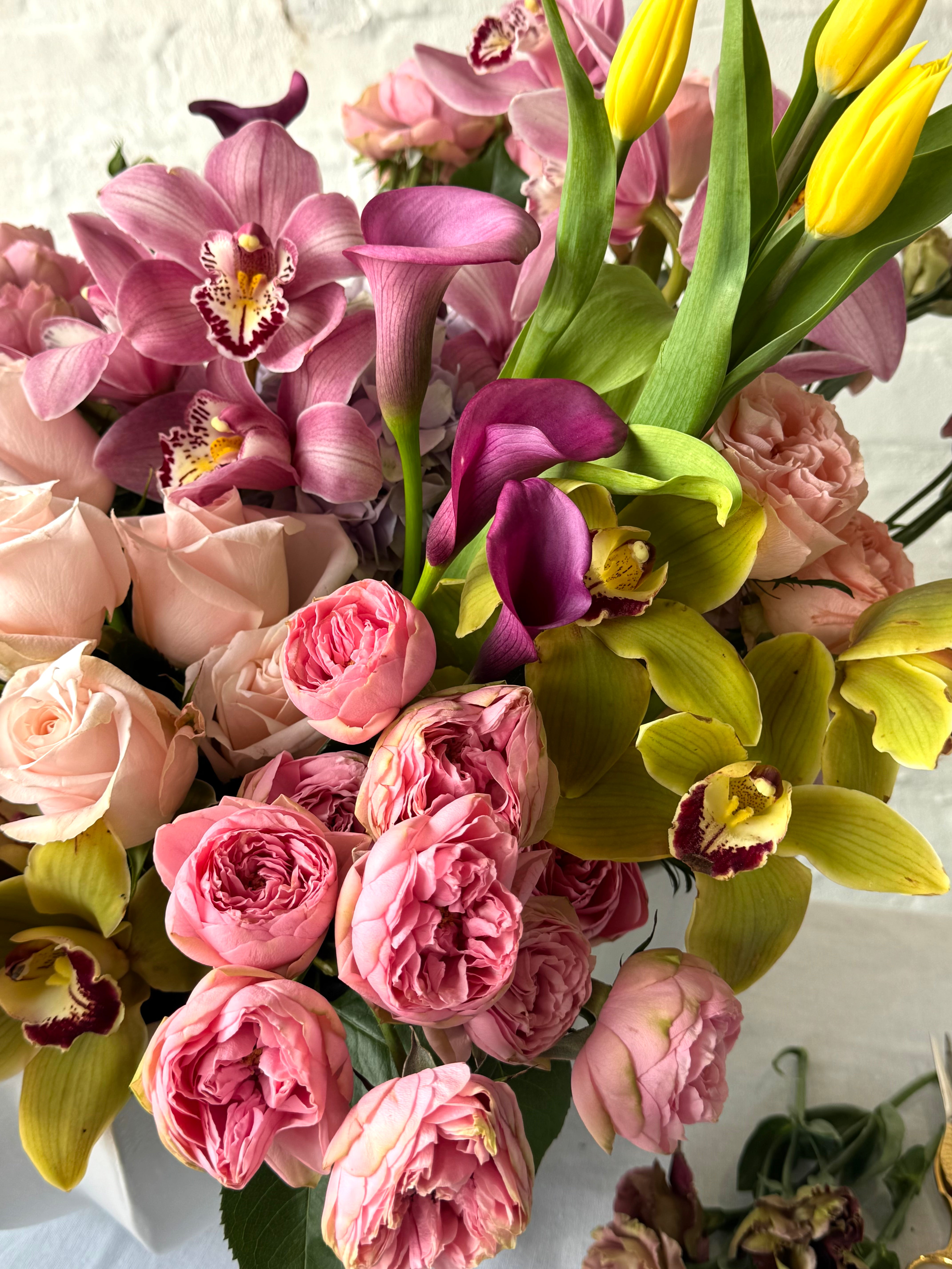 Paloma, Orquídeas, rosas, hortensias y calas en tonos suaves