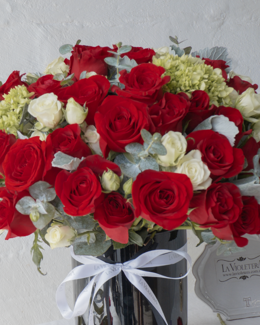 Romina,  arreglo floral con rosas rojas