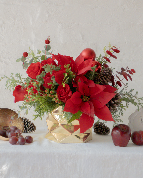 Noelia, centro de mesa Navideño con nochebuena natural y rosas