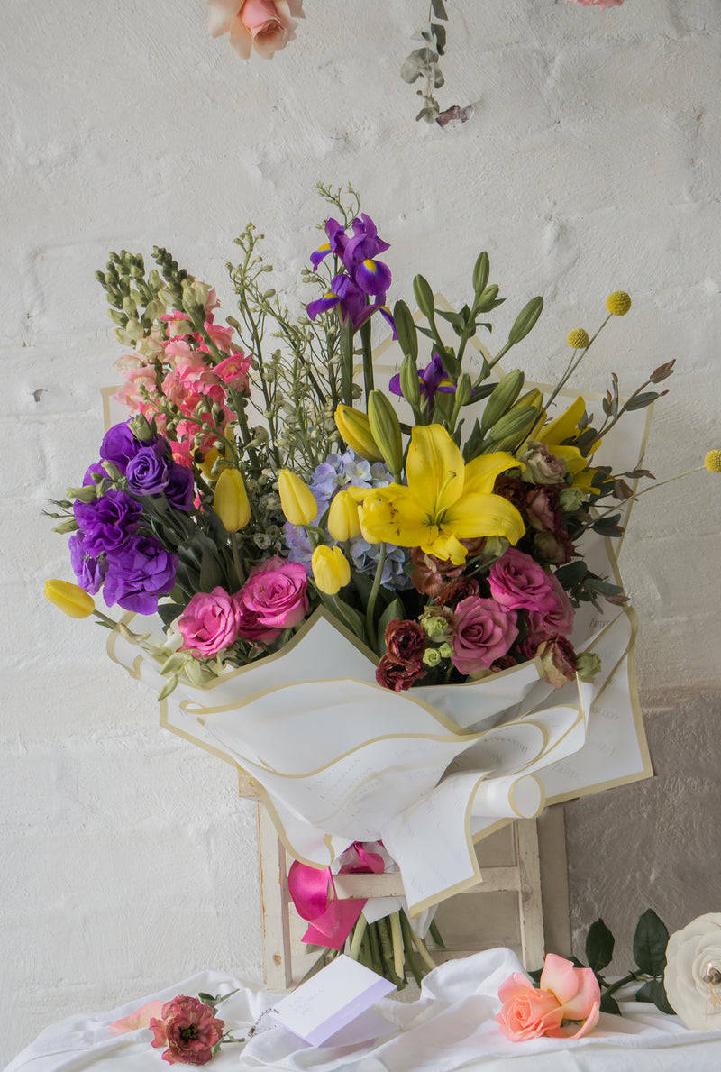 Analía, ramo con flores finas de temporada