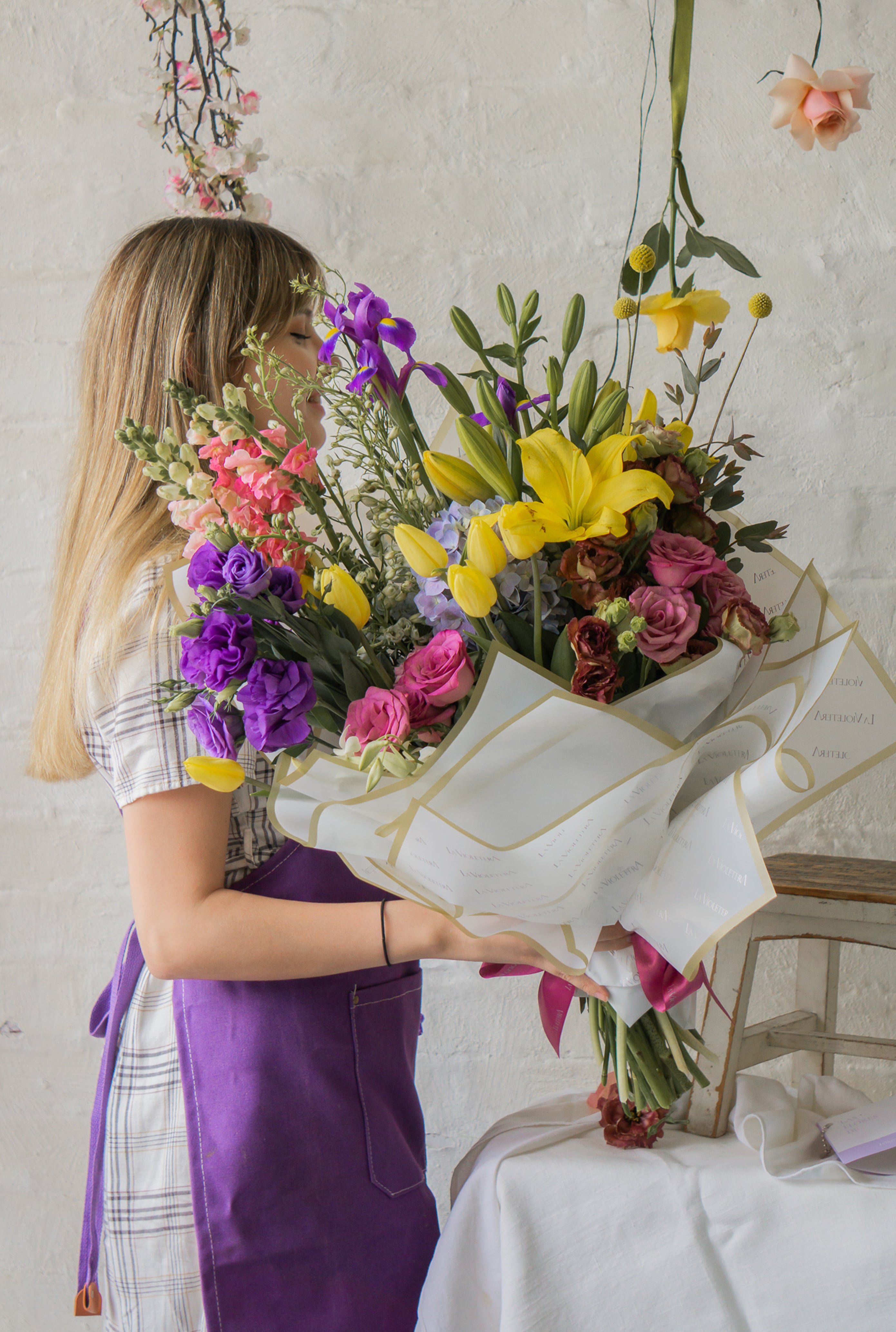 Analía, ramo con flores finas de temporada