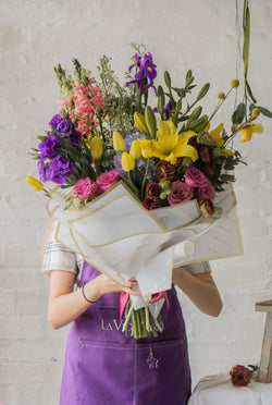 Analía, ramo con flores finas de temporada