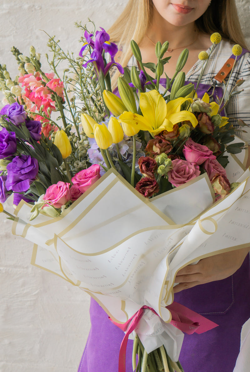 Analía, ramo con flores finas de temporada