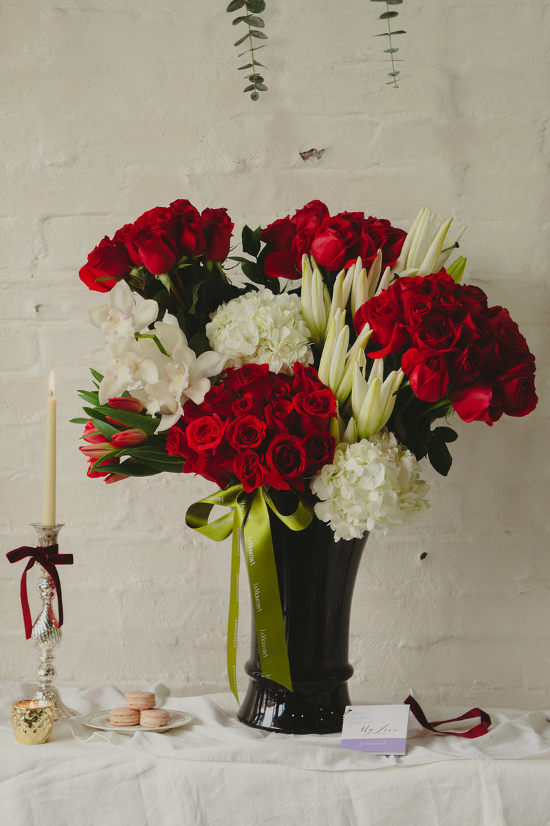 Frida, ramo de rosas rojas con hortensias y orquídeas.