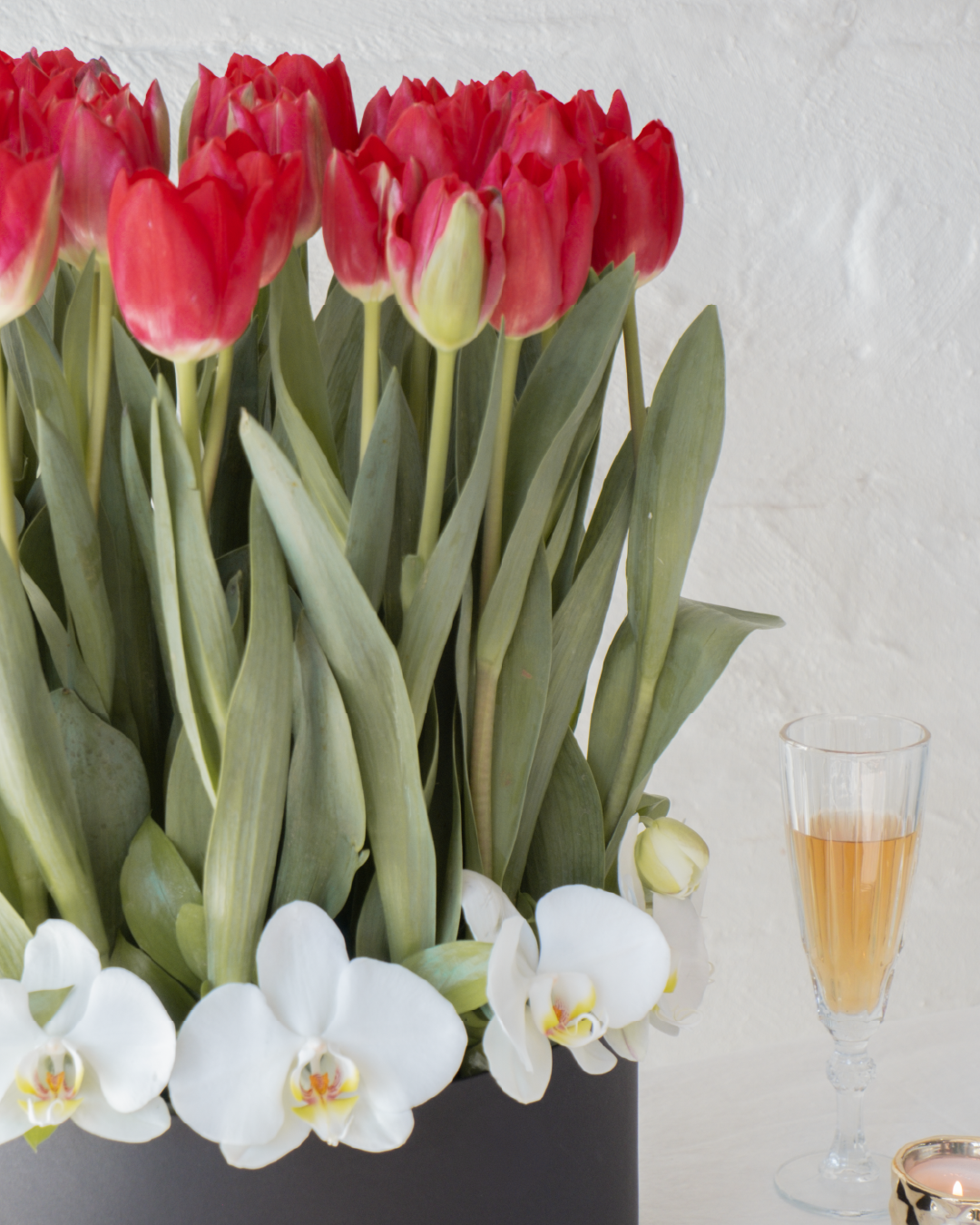 Valentina, arreglo floral con 30 tulipanes y orquídeas  phalenopsis.