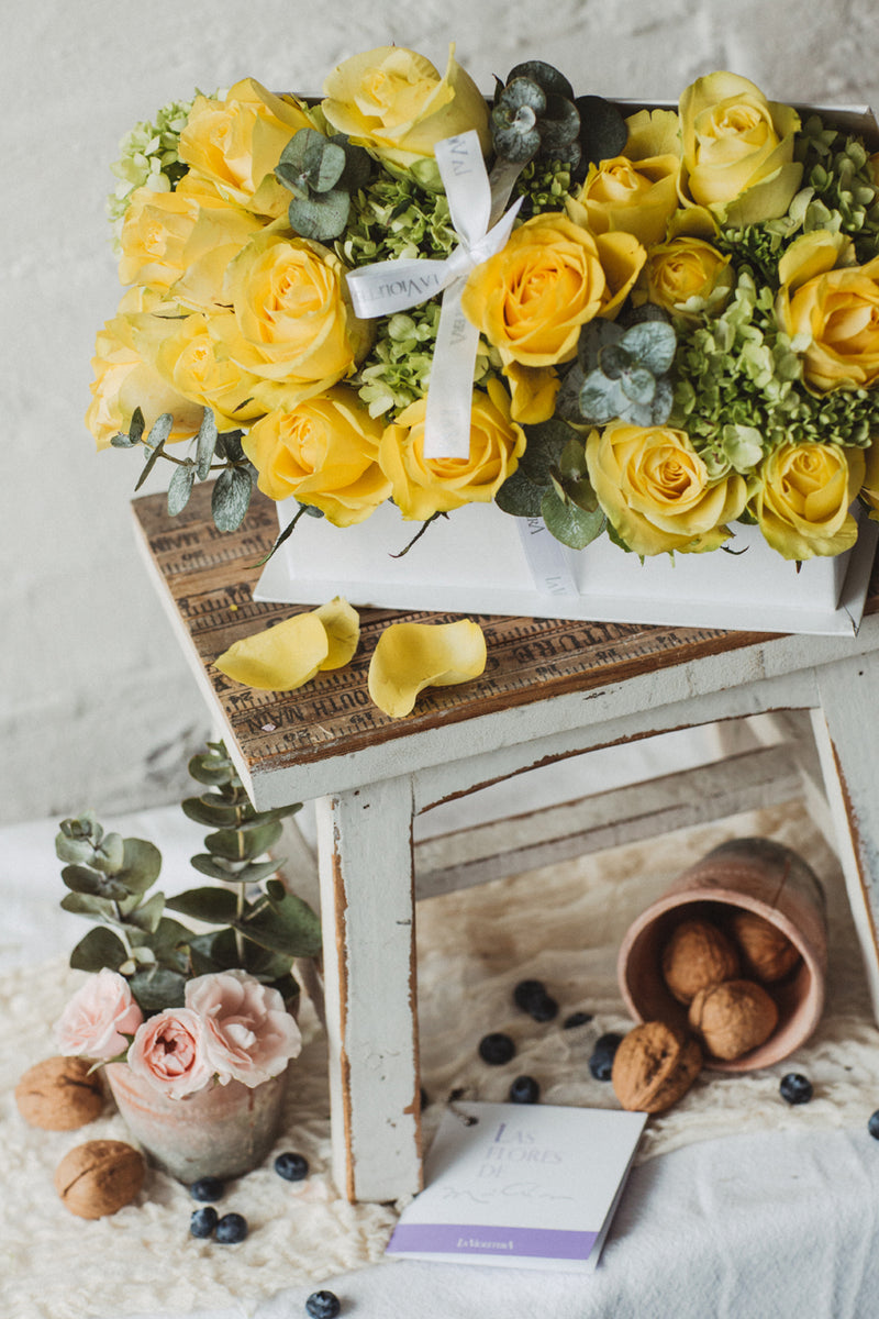 Regina, caja libro con flores amarillas