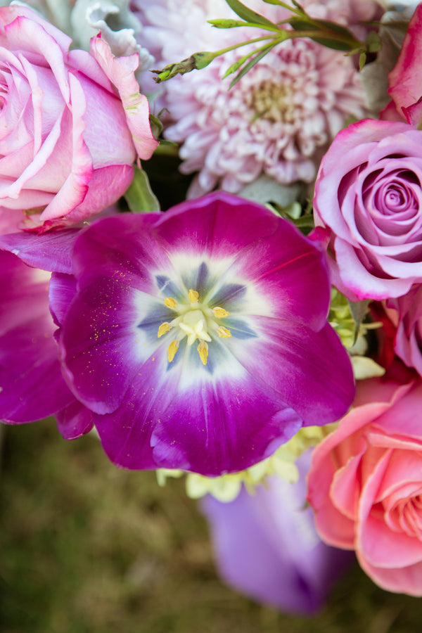 Karen, caja con tulipanes, rosas, hortensias