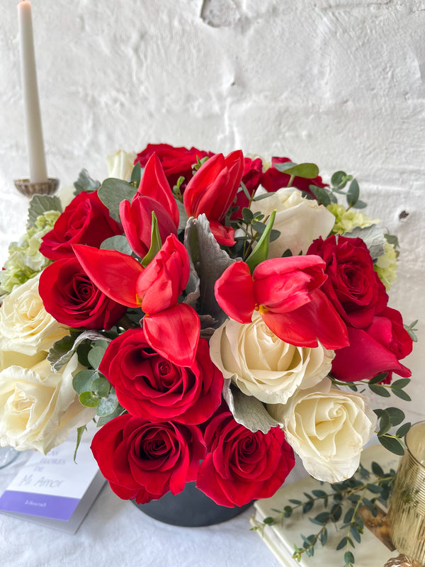 Aria, arreglo floral con tulipanes y rosas rojas