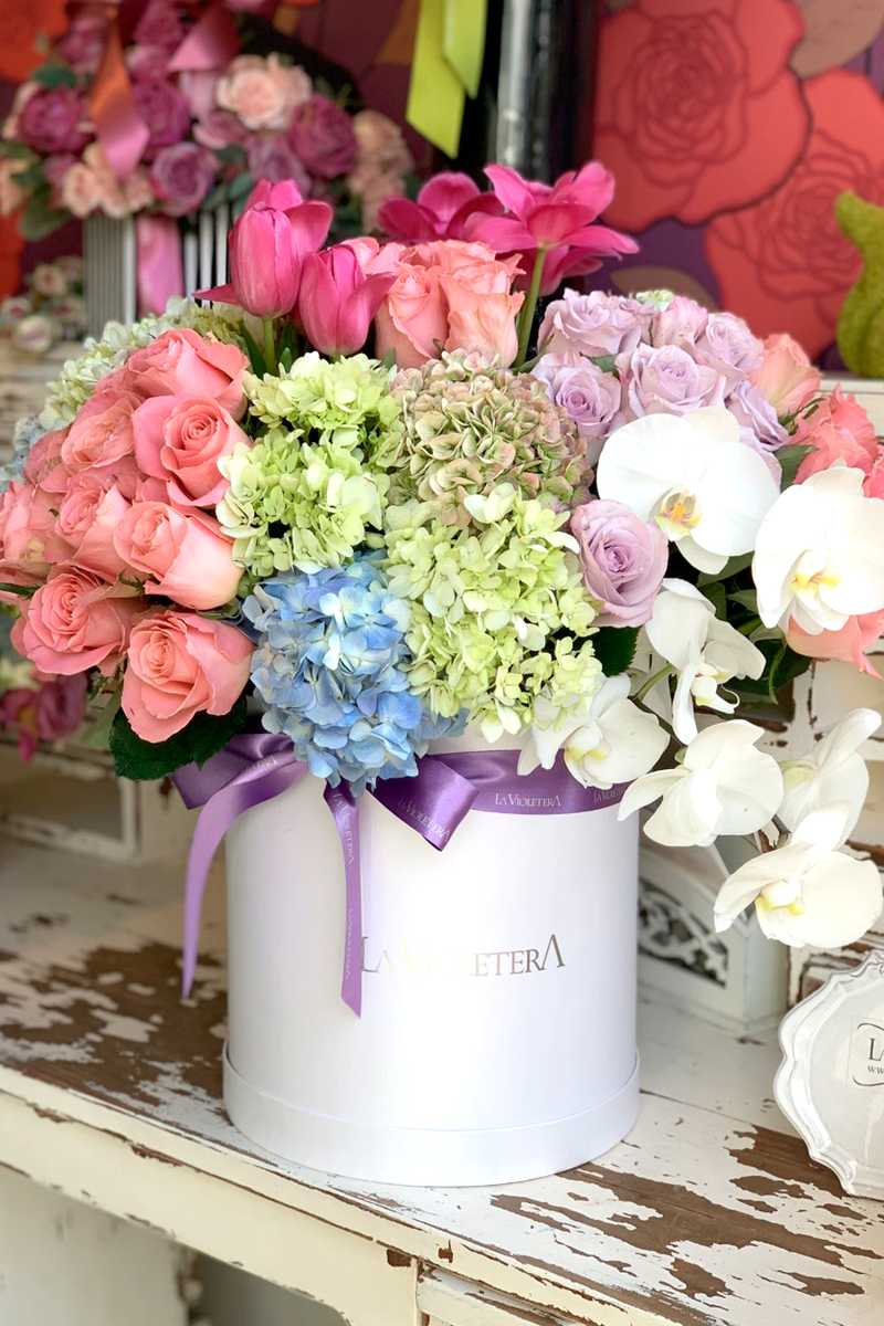 Emma, caja extra grande con flores finas.