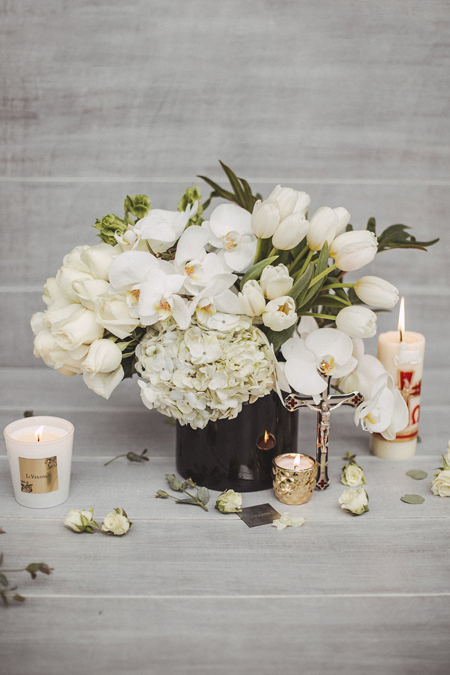 Eva, arreglo de tulipanes, rosas y orquídeas blancas.