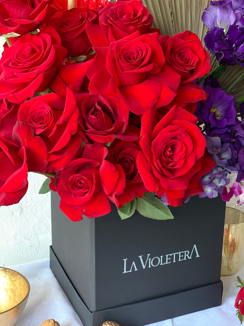 Milena, caja con rosas rojas y lisianthus morados