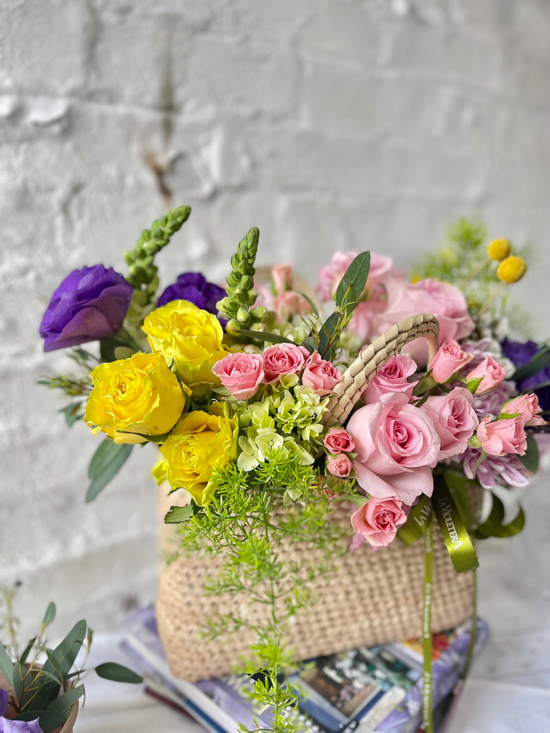 Isabela, colorida cesta de flores.