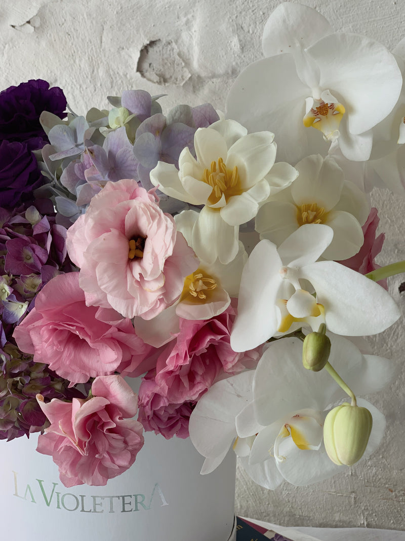 Liria, caja con rosas, lisianthus y orquídeas