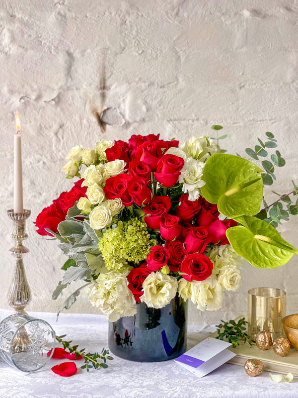 Victoria, rosas rojas, anturios y lisianthus