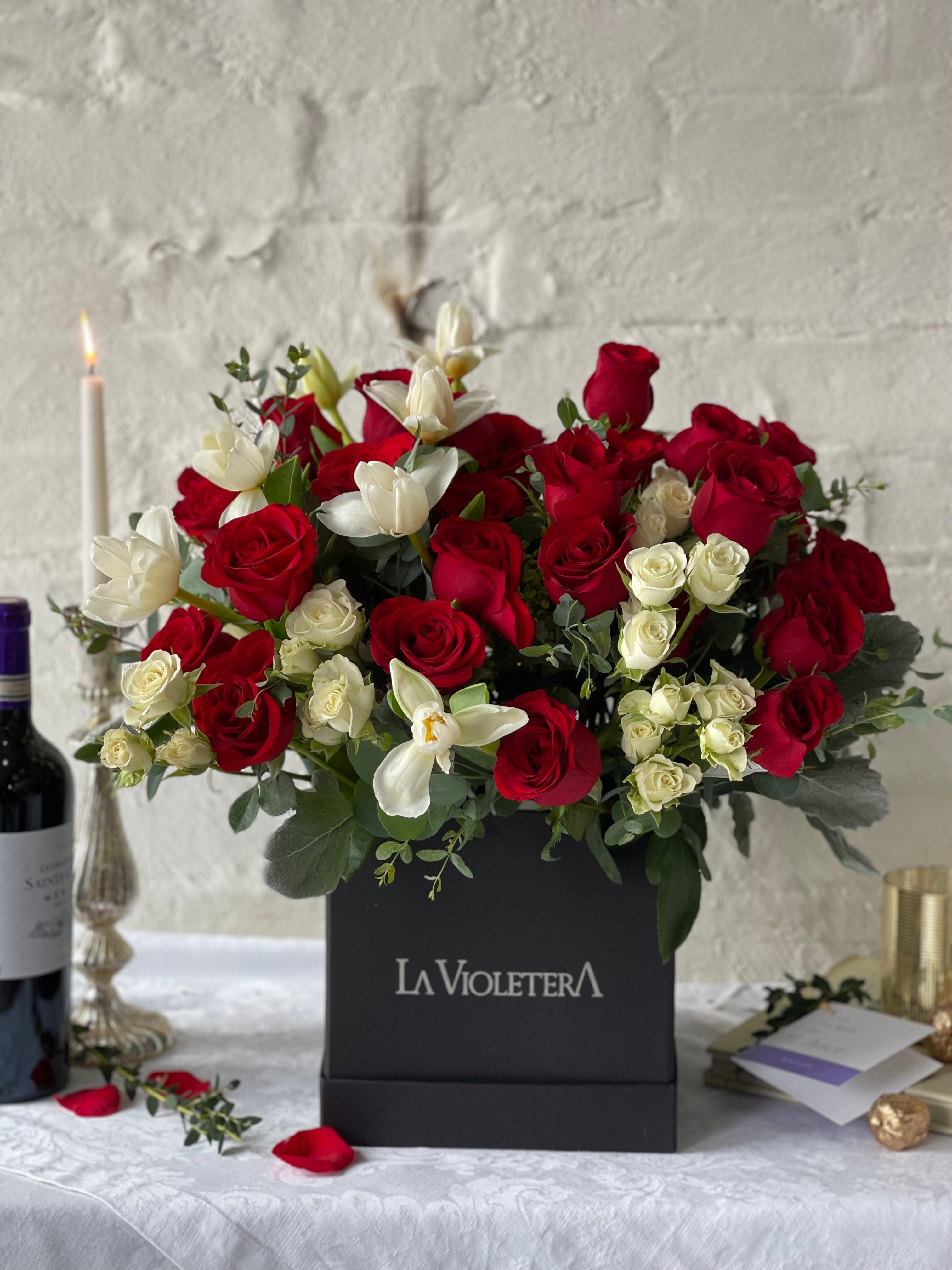 Alana, caja con tulipanes rojos y rosas