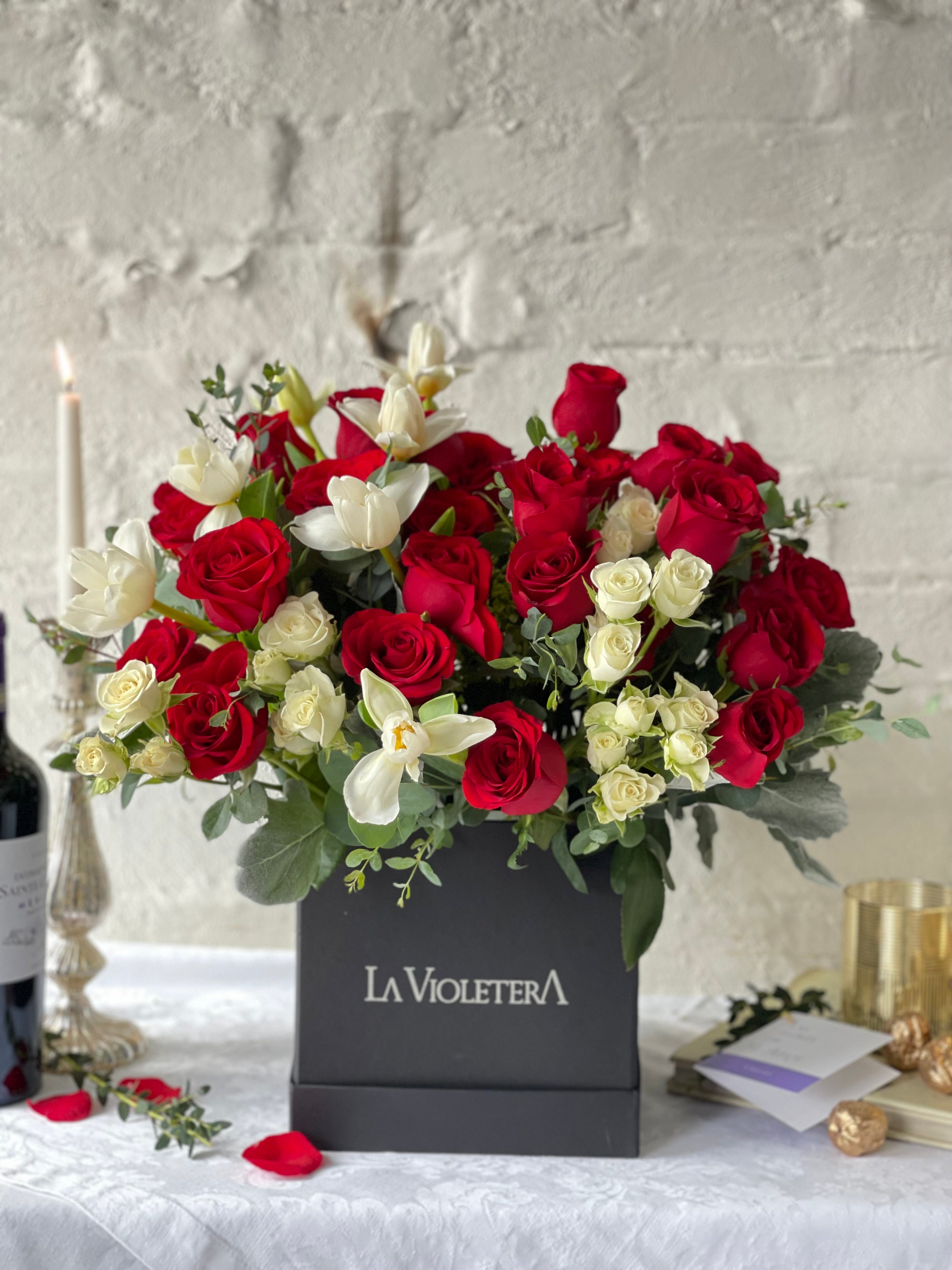 Alana, caja con tulipanes rojos y rosas