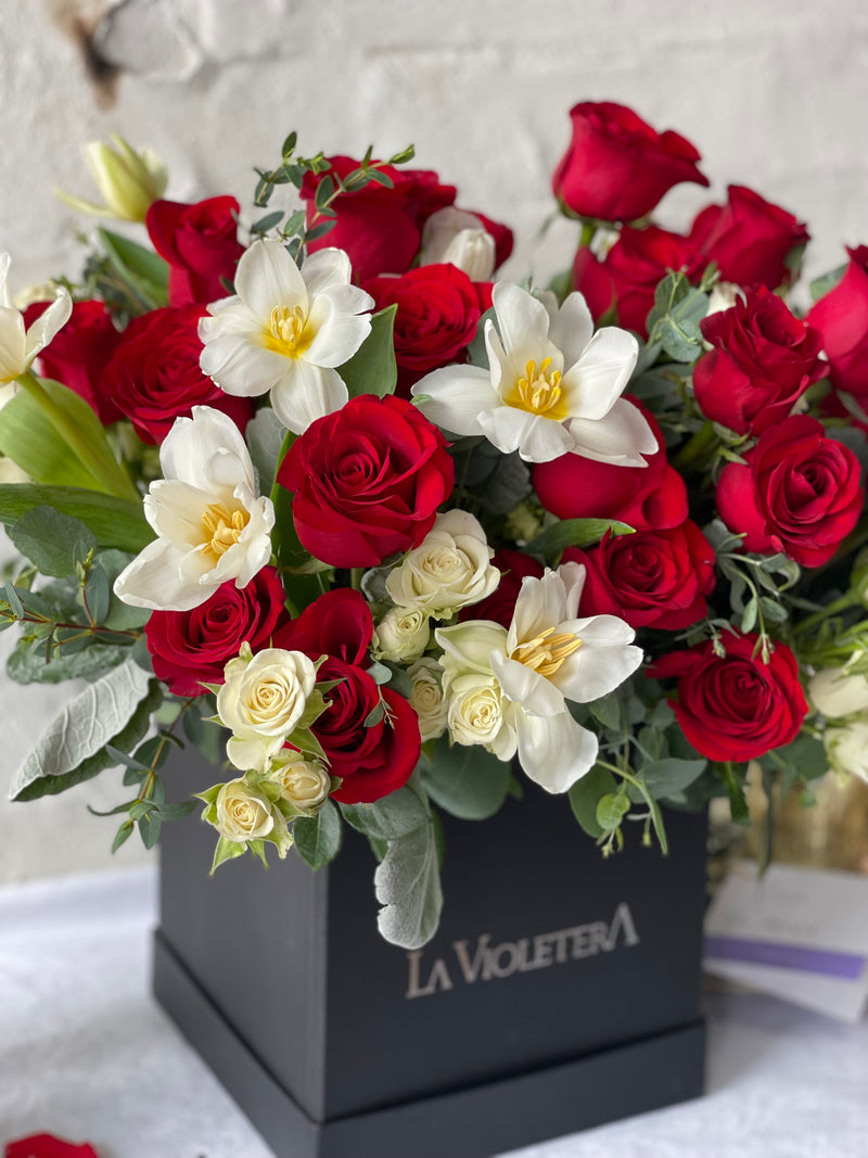 Alana, caja con tulipanes rojos y rosas