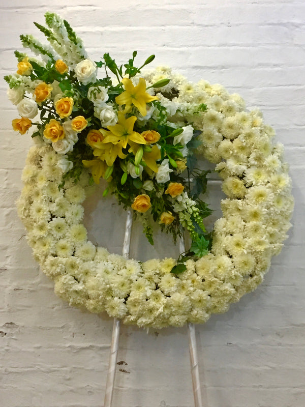 Eternidad, corona de flores blancas combinado con flores amarillas