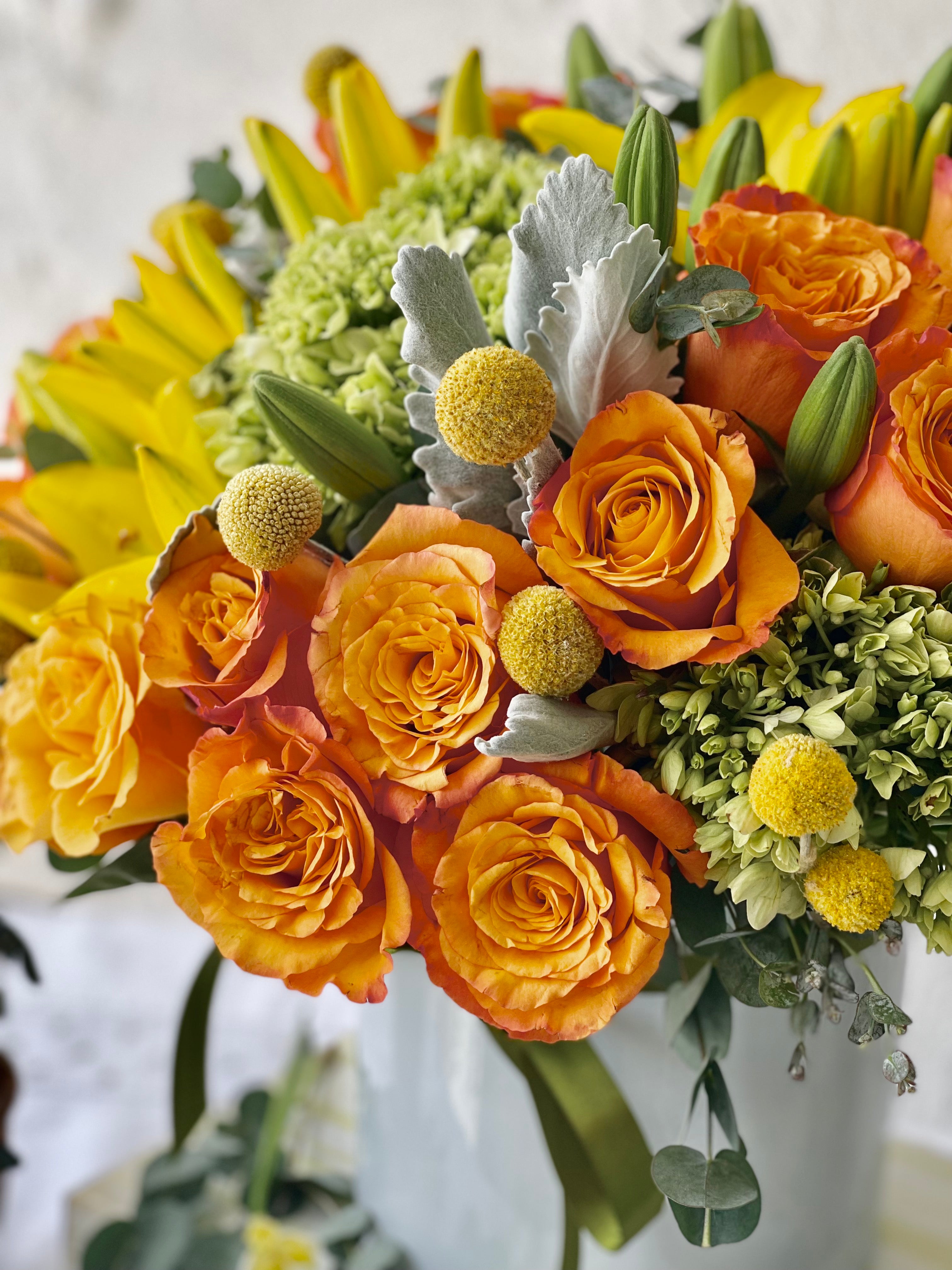Evelyn, rosas en color y lilys amarillas