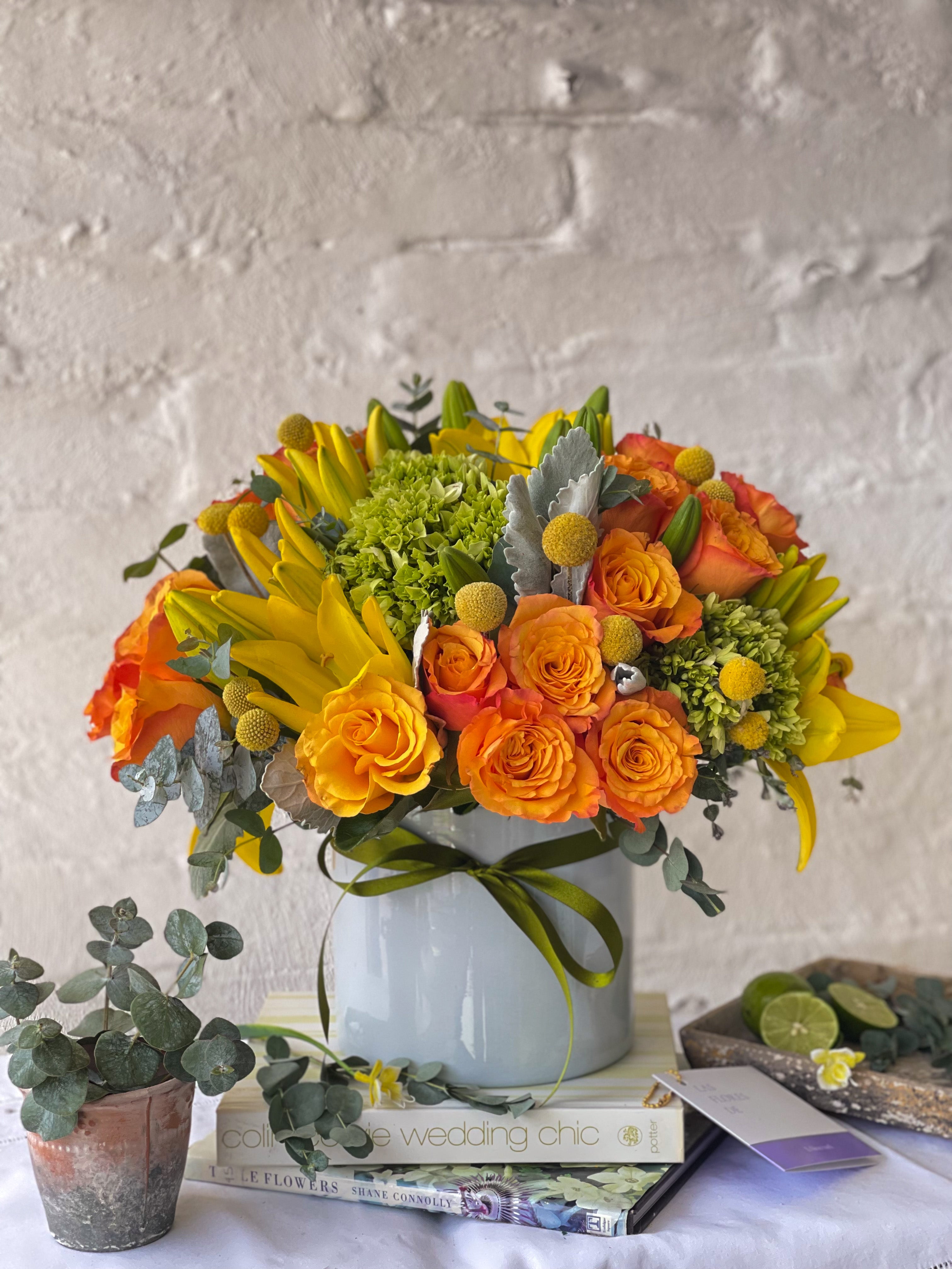 Evelyn, rosas en color y lilys amarillas