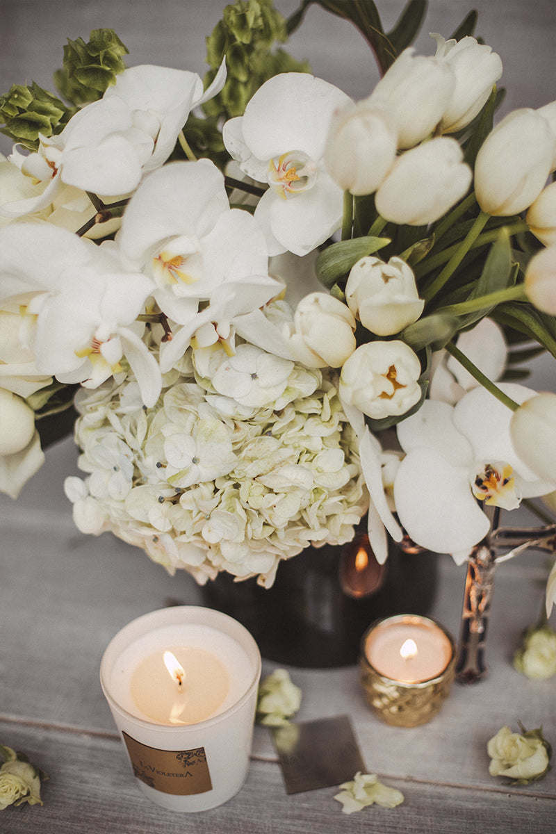Eva, arreglo de tulipanes, rosas y orquídeas blancas.