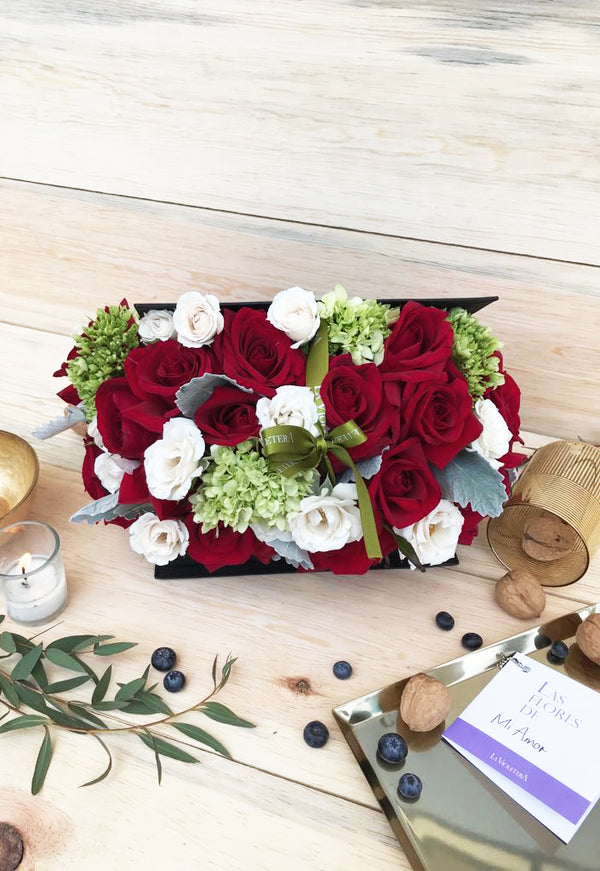 Brixton, caja con rosas rojas y mini rosas