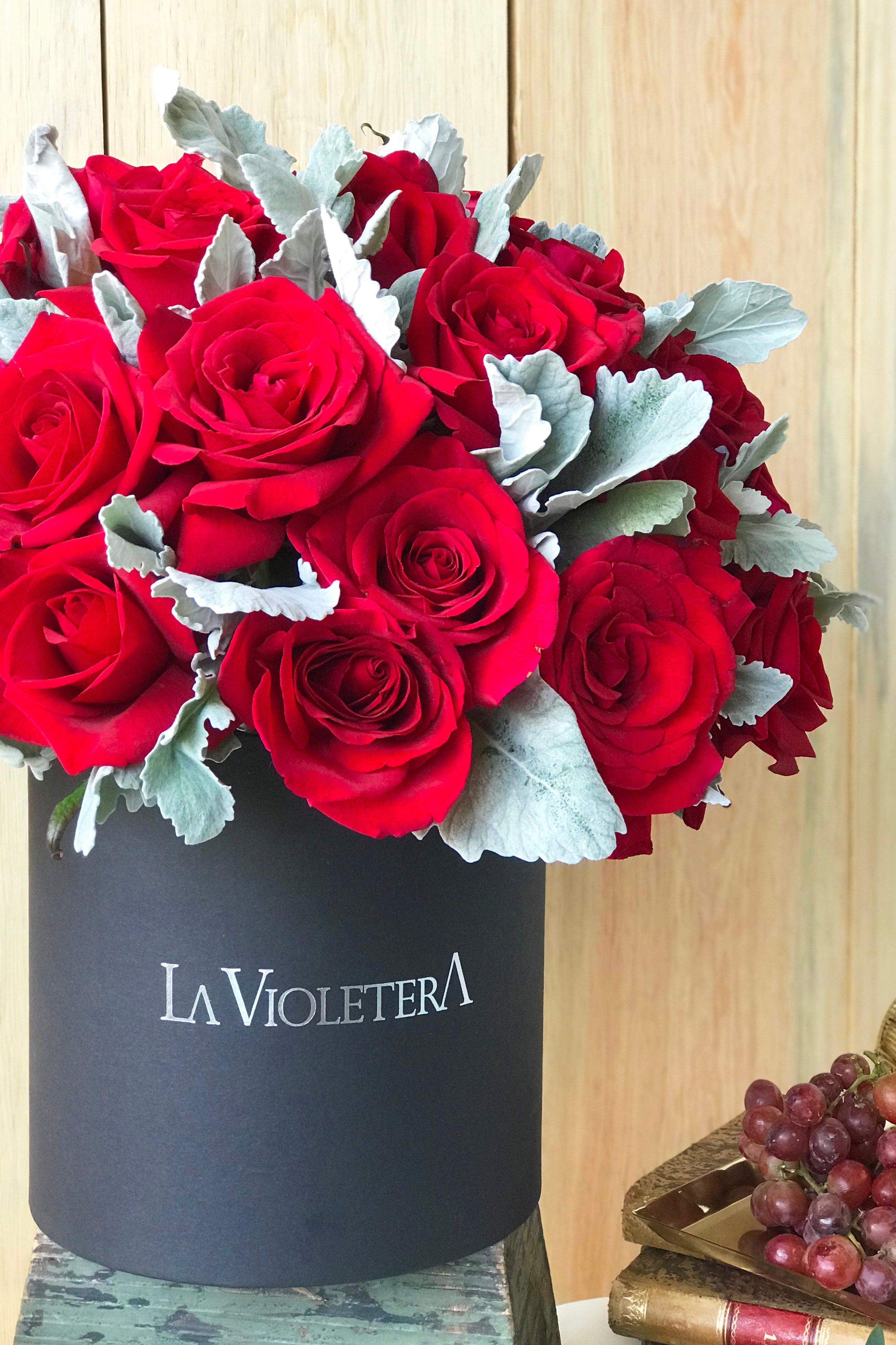 Londres, caja negra con rosas rojas y follaje