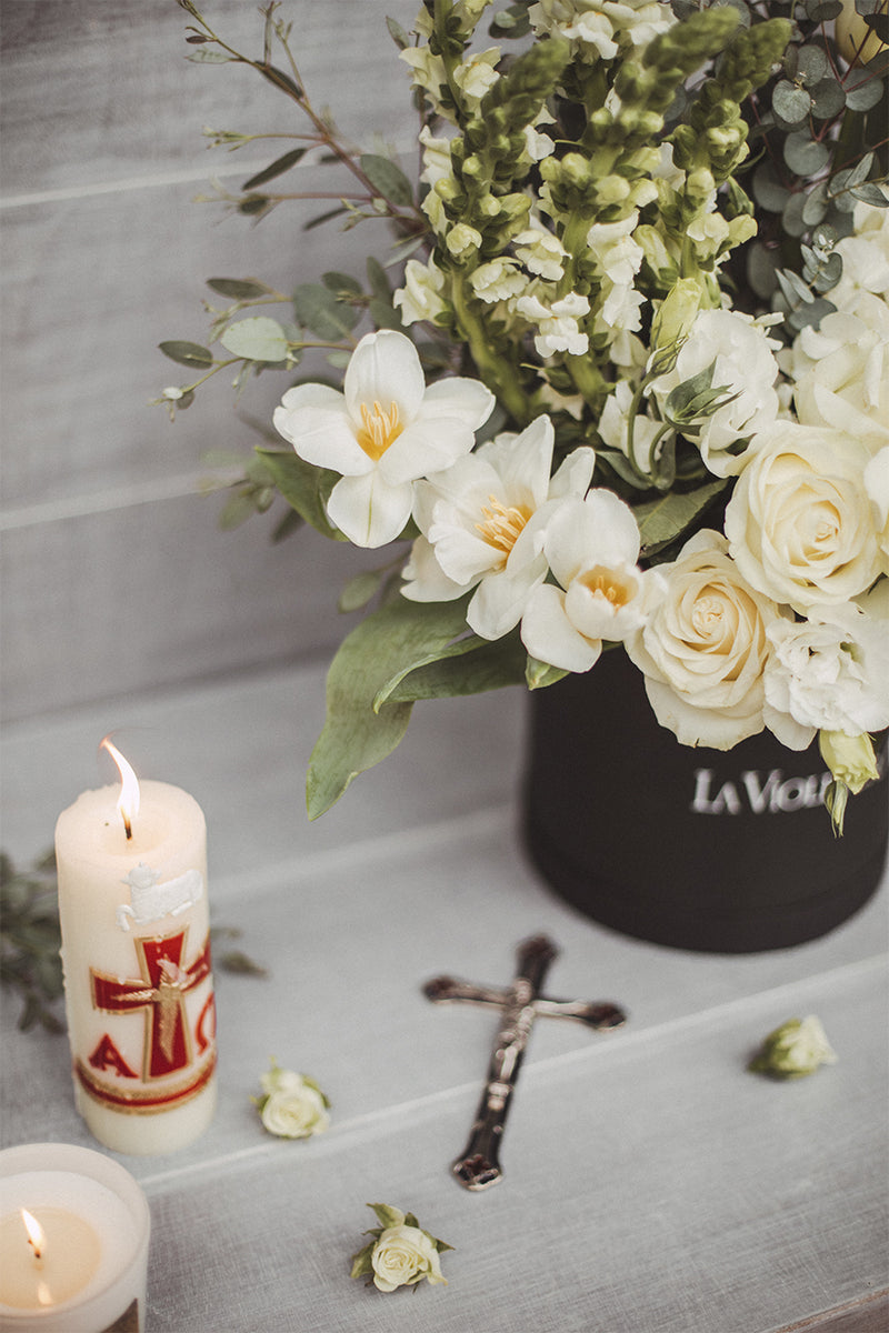 Cielo, caja con tulipanes, rosas y hortensias.