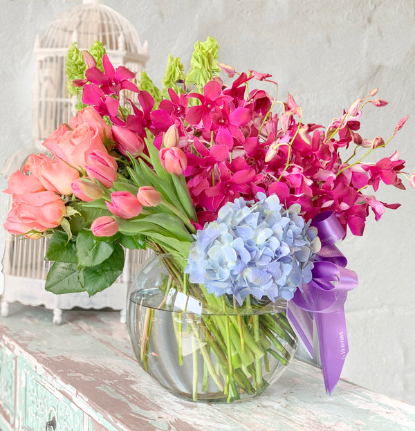 Margaret, arreglo floral con tulipanes, orquídeas y rosas.