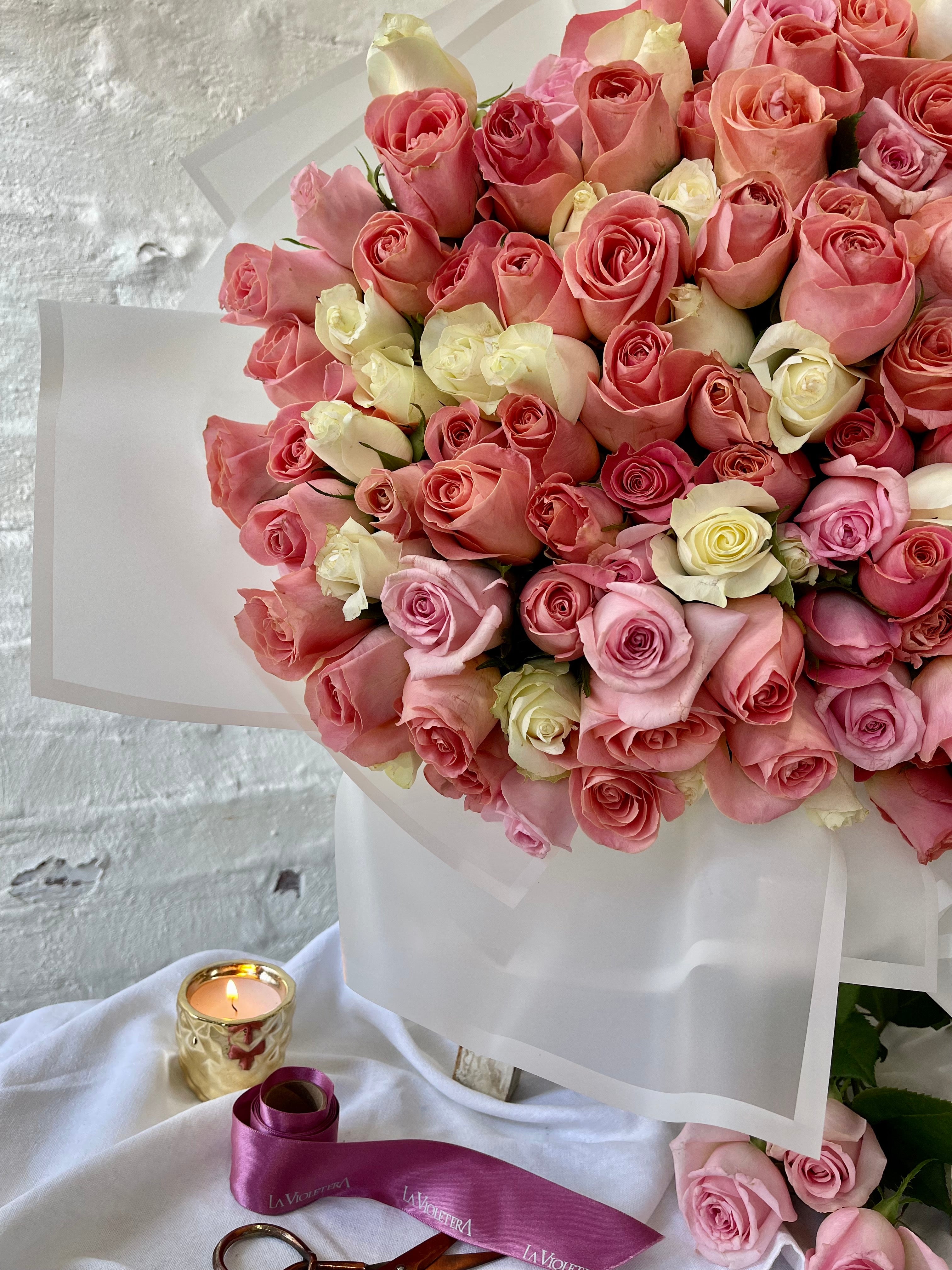 Bianca, 150 rosas en ramo envueltas en papel.