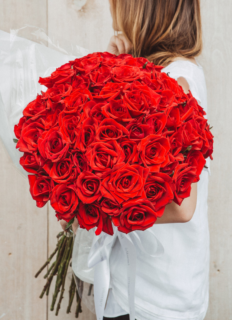 Carola, ramo de rosas rojas.
