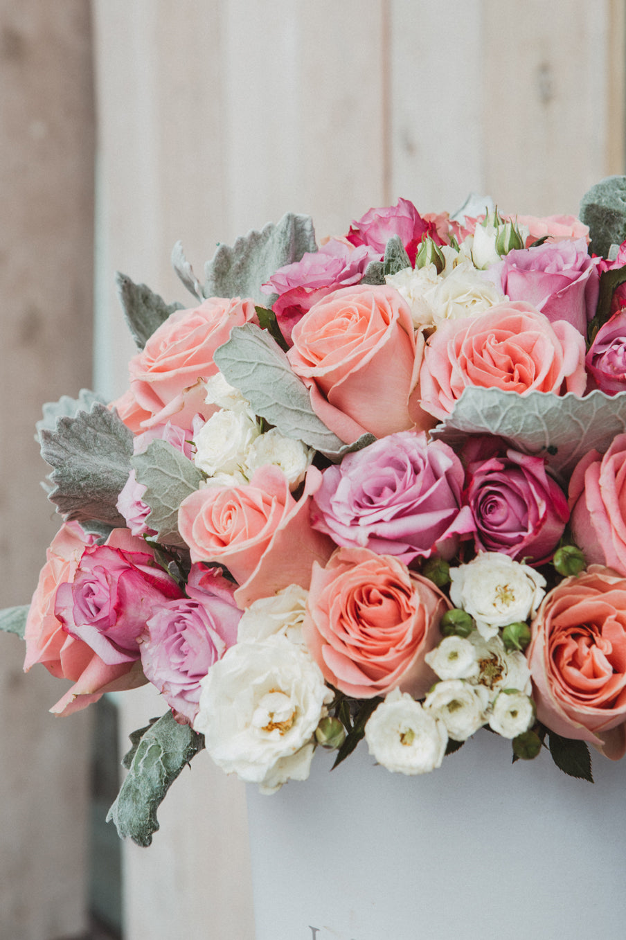Marian, caja con rosas en diferentes tonos .