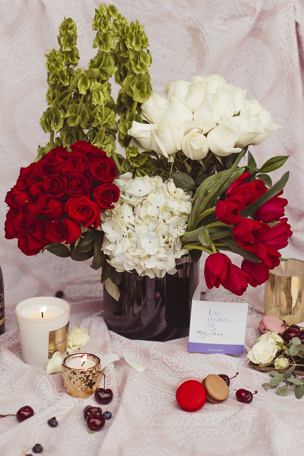 Valeria, arreglo floral con 50 rosas y tulipanes .
